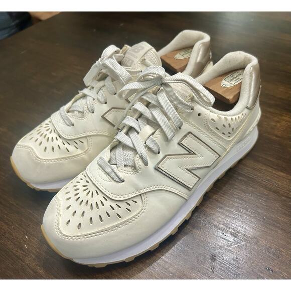 New Balance 574 Womens Sea Salt Gold Leather Shoes Cut Out Size 11 B WL574SLP - Picture 1 of 7